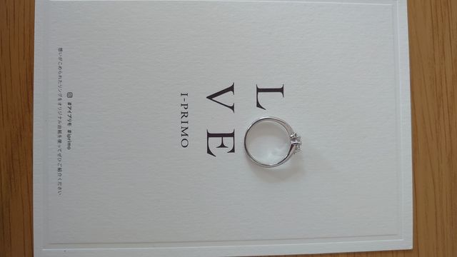 アイプリモさんからいただいたオリジナル台紙の上で撮りました。