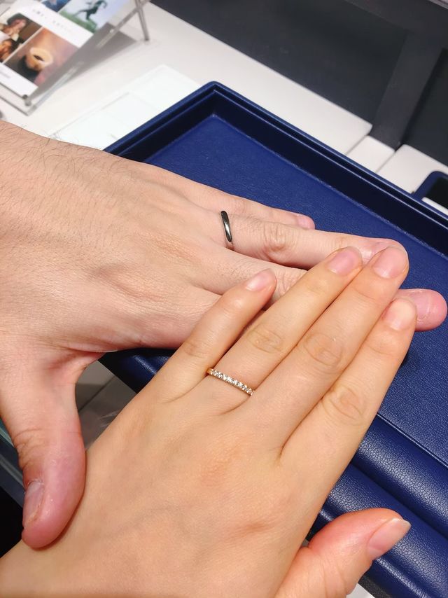 好みの指輪にしました。私はピンクゴールド 、彼はシルバー