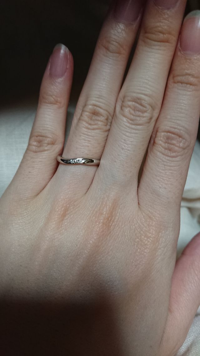 細身で少しウェーブがかかったデザインです。