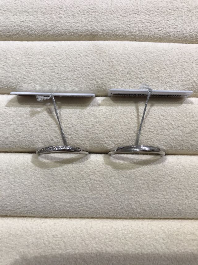 試着しました。デザインがどちらも良く気に入りました。