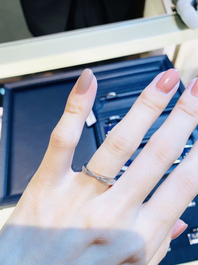 おしゃれなデザインで、白い輝きが上品です。