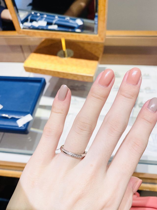 斜めにダイヤモンドがあしらわれており、存在感があります。