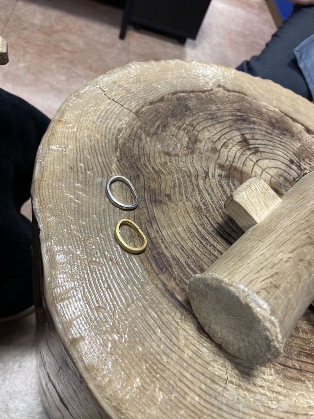 棒状のものを曲げたものです。まずは、ここからスタート！