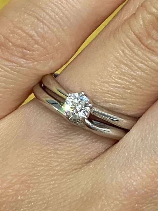 エンゲージリングとマリッジリングの重ね付けの写真