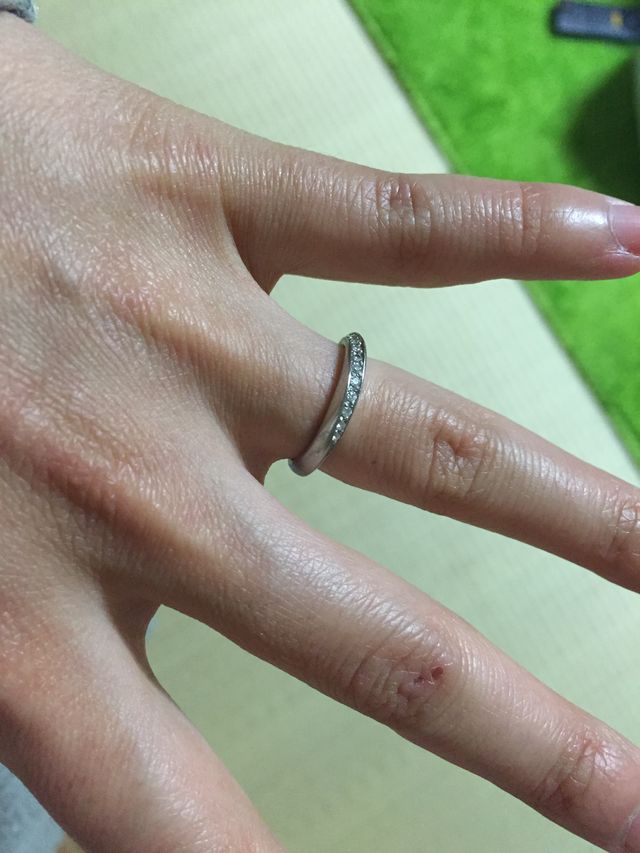 結婚指輪 S字のラインで、ダイヤが入っています