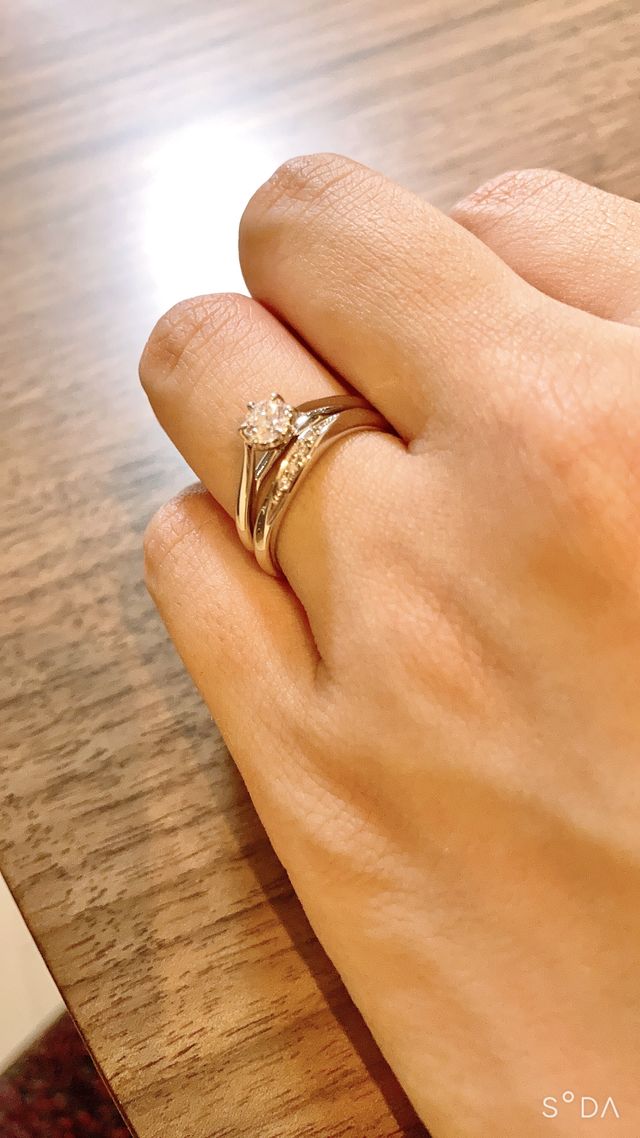 婚約指輪に重ね付けして綺麗に見える結婚指輪を選びました。