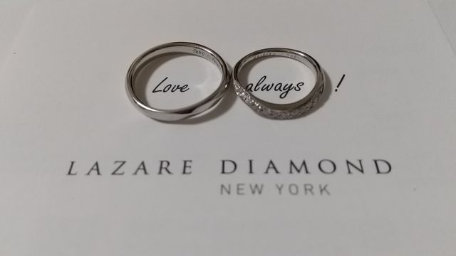 ウェーブの内側にもダイヤが敷き詰められています。