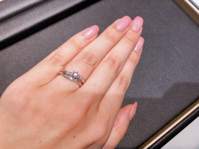 キラキラ輝いて結婚指輪、婚約指輪重ねてつけてもすごく可愛い