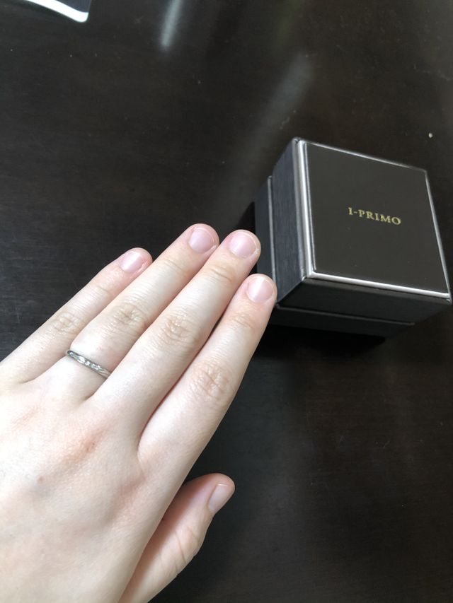 色白ふっくらな短い指。