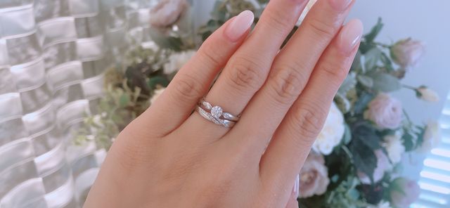 婚約指輪との重ね付けです。