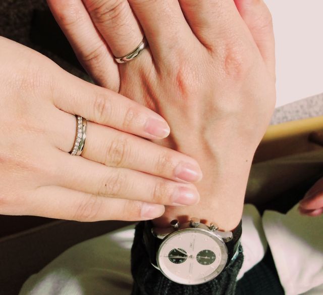 男性用は幅広、女性用は重ね付けできるシンプルな甲丸リング