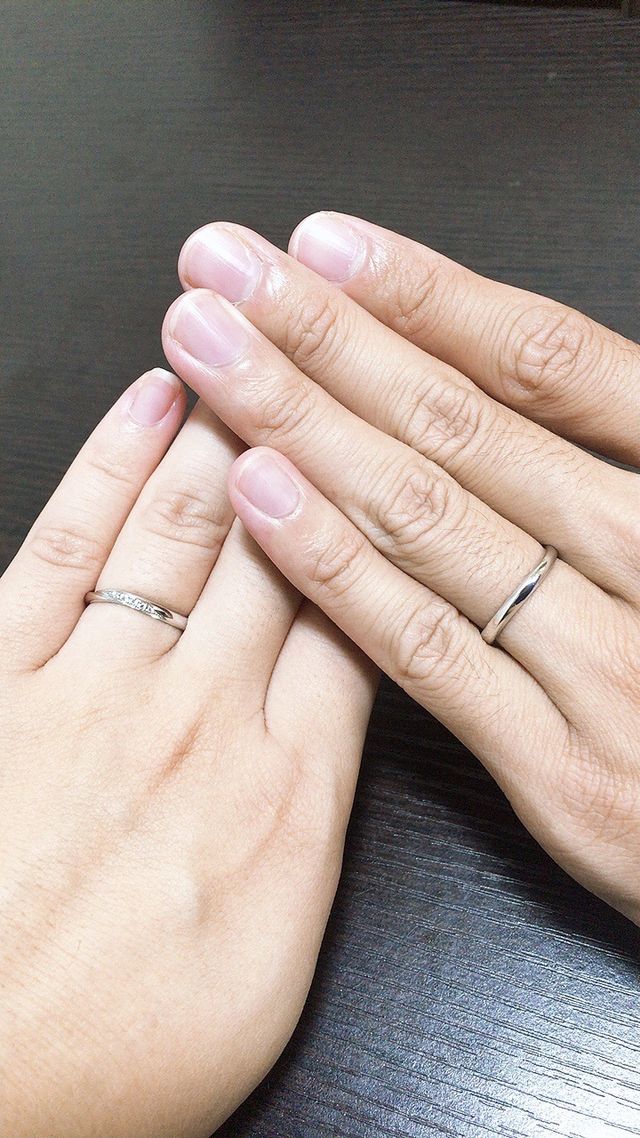 どちらもラインが入っています。女性用は控えめにダイヤ入りです