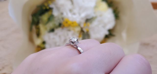 プロポーズの日に彼から貰った花束と一緒に。