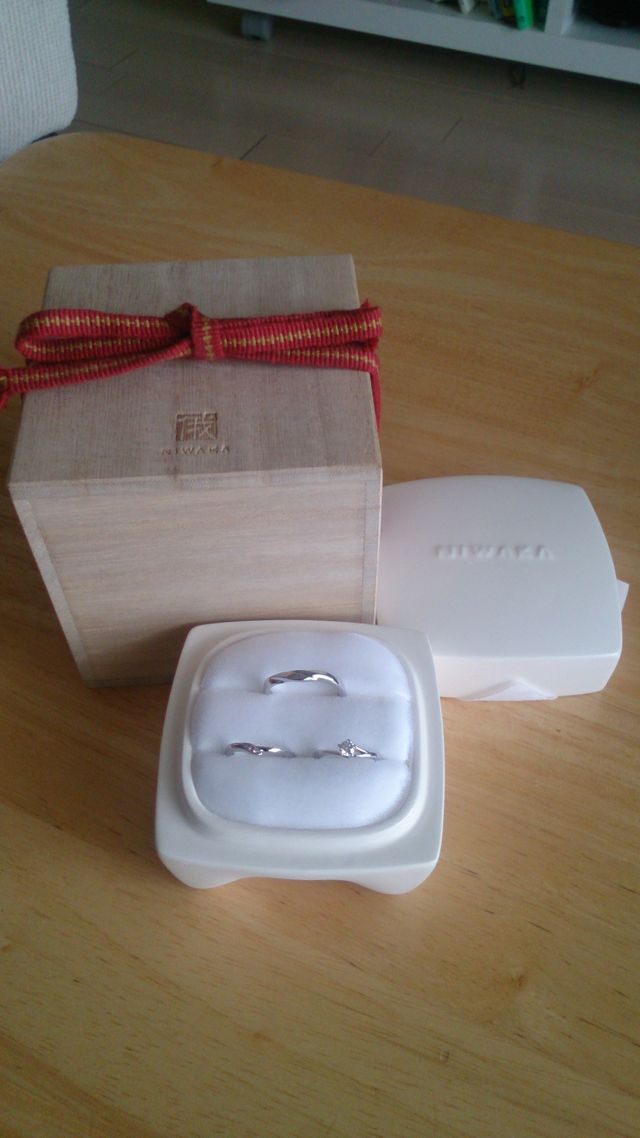 右側のダイヤモンドがついたものが婚約指輪