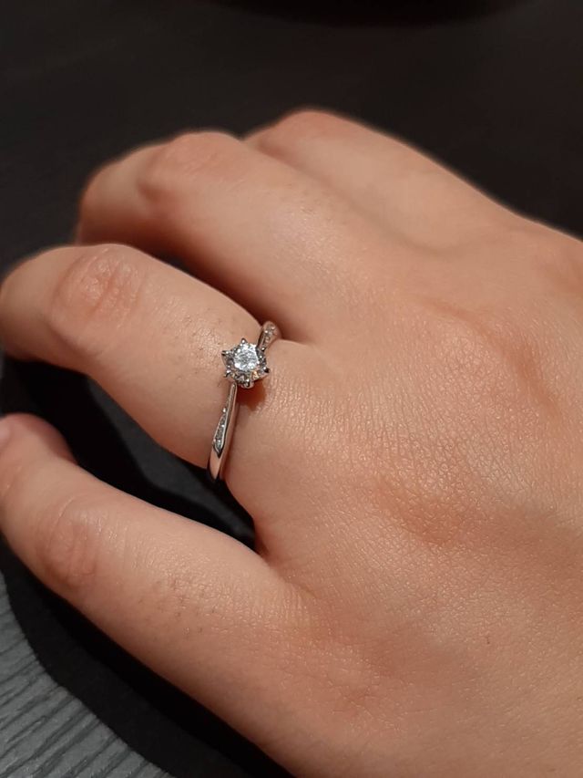 センターダイヤが大きく美しいです