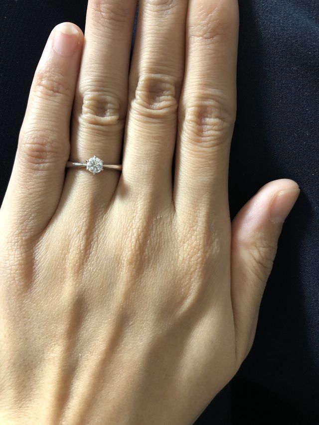 中央に向かってくぼんでいて、ダイヤが大きく見えます。