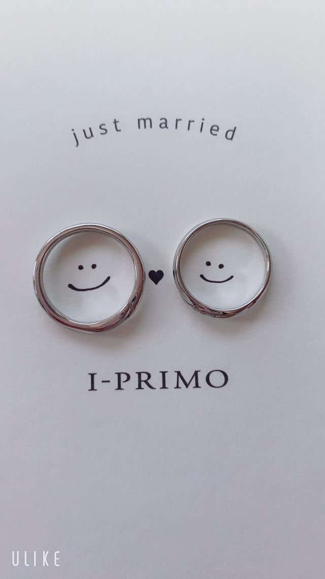 結婚指輪を受け取った時に頂いたポストカードで撮影しました。