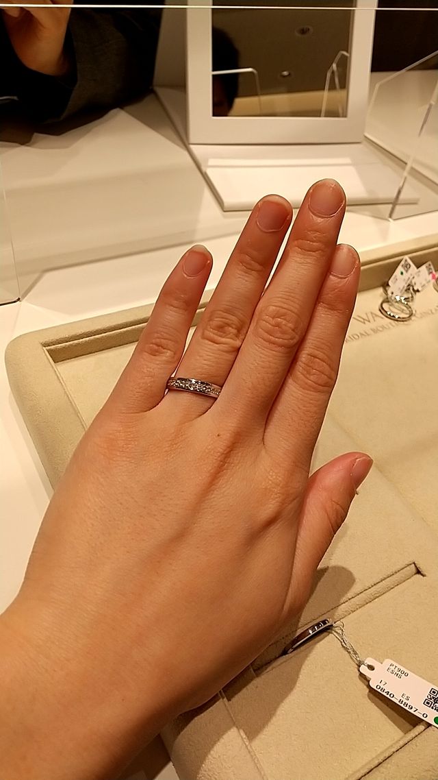 平打ちタイプのリングに半周ダイヤが入ってます。