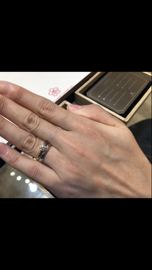 下の結婚指輪が紅ひとすじです。