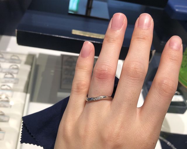 ウェーブデザインの物を試着した時の写真です。