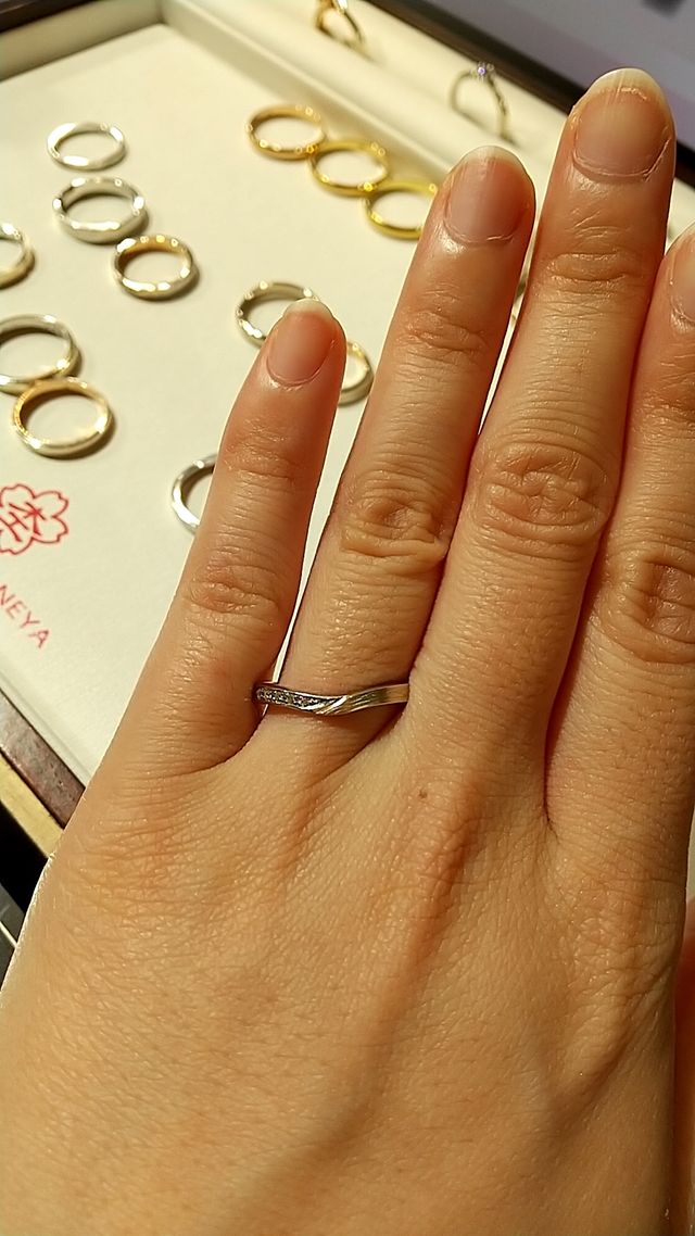 半分にダイヤ、半分は木目模様になってます。