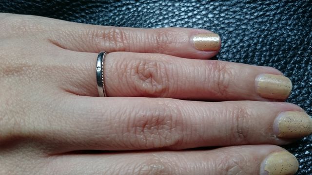 リング片側にゴールド柄が施され角度によっては2重に見えます。