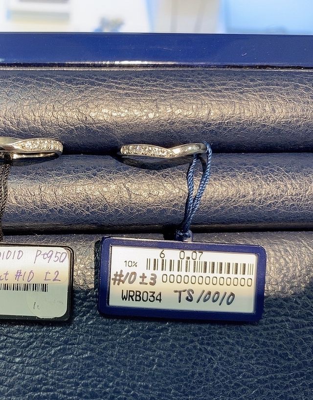 検討した指輪です。
V字でかわいい。