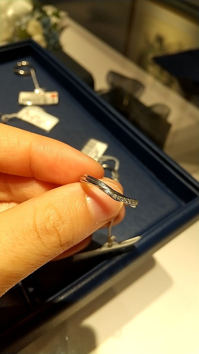 ２つのリングが重なるようなデザインです。