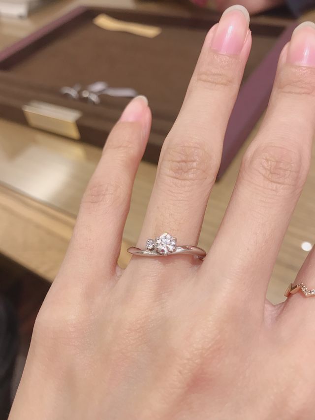 ダイヤモンドがとても目立つエンゲージリングです！