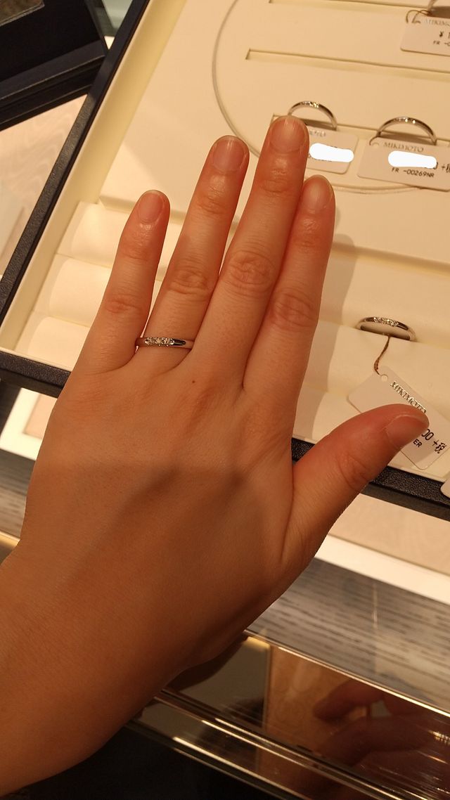 ダイヤ３石のリングです。