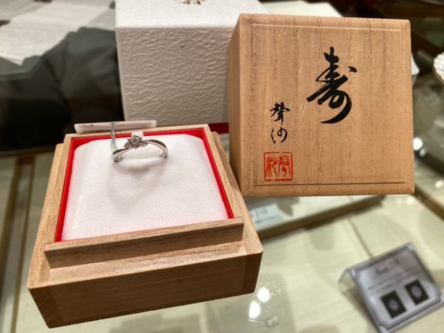 ウェーブタイプ、0.3ctです。