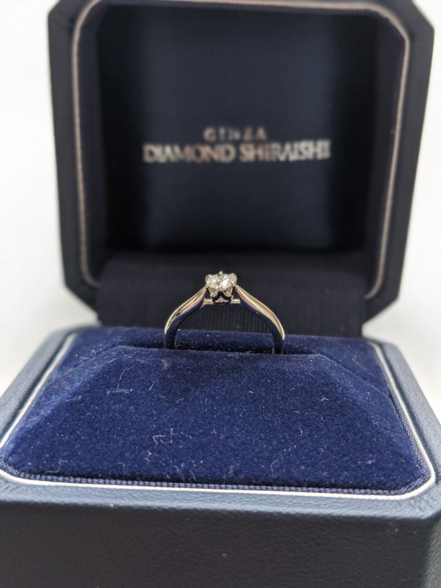 横から見た指輪の写真です。