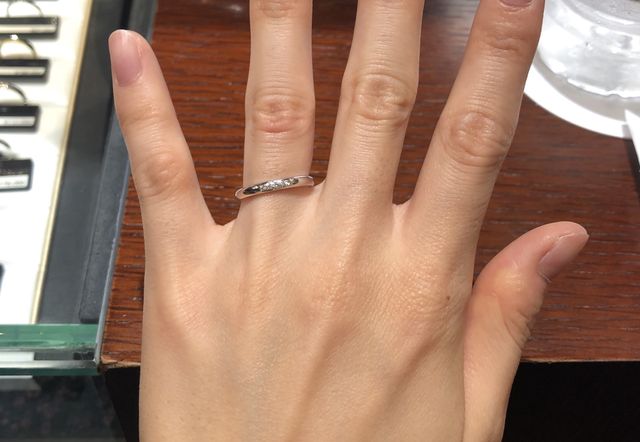 5つダイヤがついたストレートラインの指輪です。
