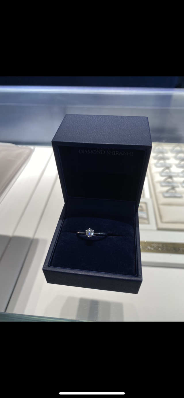 プロポーズリングだったので後日、台座を選びに行きました。