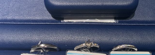 スターリーの結婚指輪（左と右）です。真ん中は婚約指輪です。