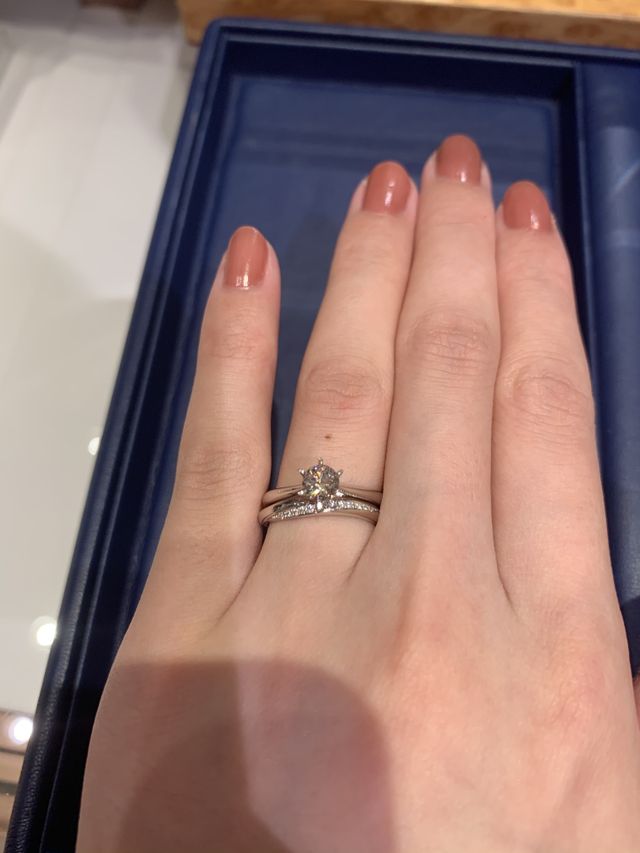 ディアナディーの婚約指輪とスターリーの結婚指輪の組み合わせ。