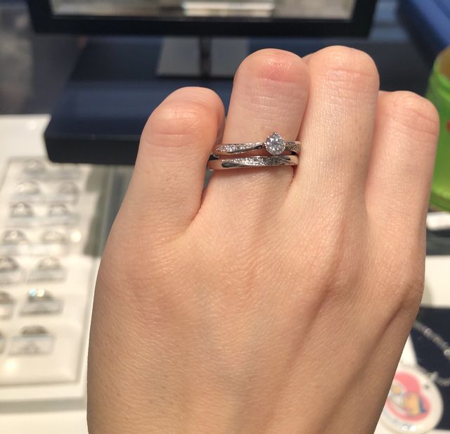 斜めにダイヤが入った結婚指輪です。