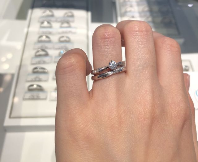 ダイヤとラインが入ったウェーブのデザインです。