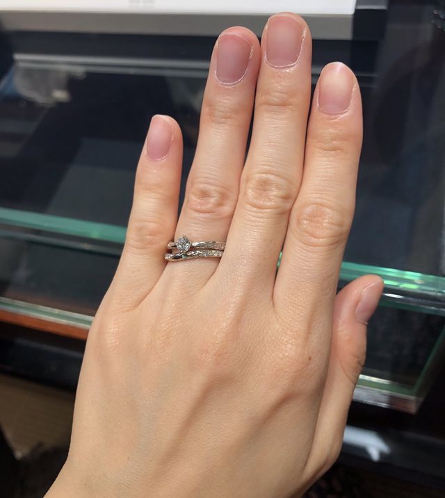 サイドにダイヤが入った結婚指輪です。