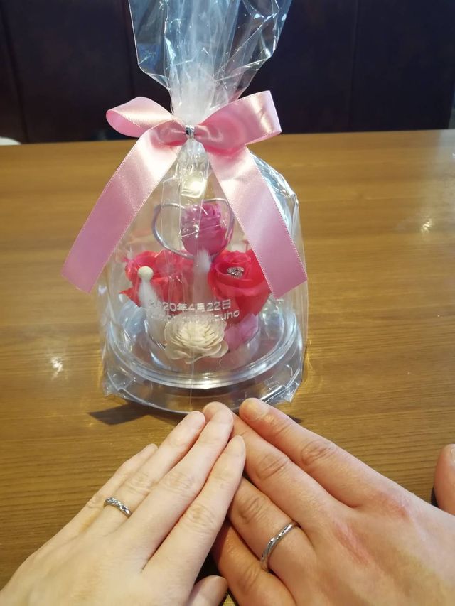 入籍日に入籍プレゼントの前で撮影しました。