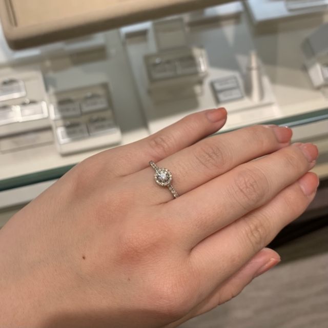 とても綺麗な婚約指輪です