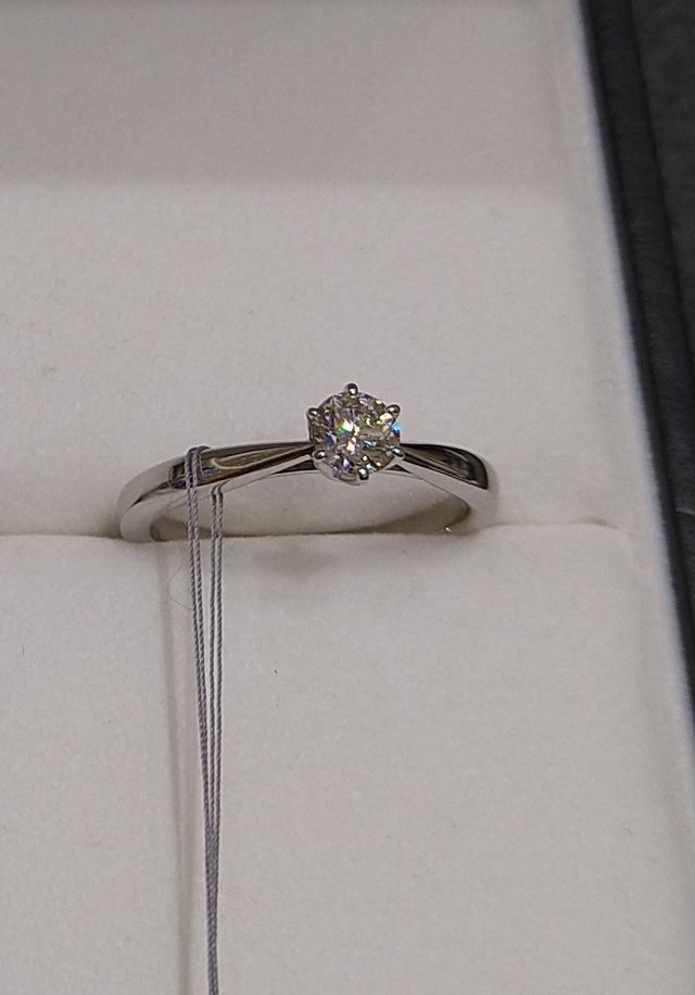 婚約指輪の真ん中にきらびやかに光るダイヤがとても魅力的です