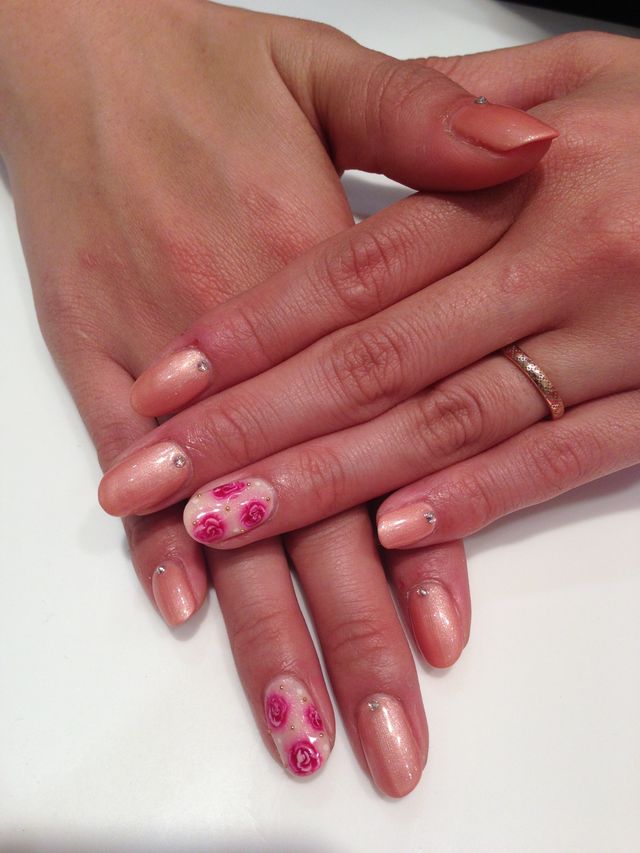 妻の指輪はピンクゴールド。肌になじんで手を美しく魅せる。