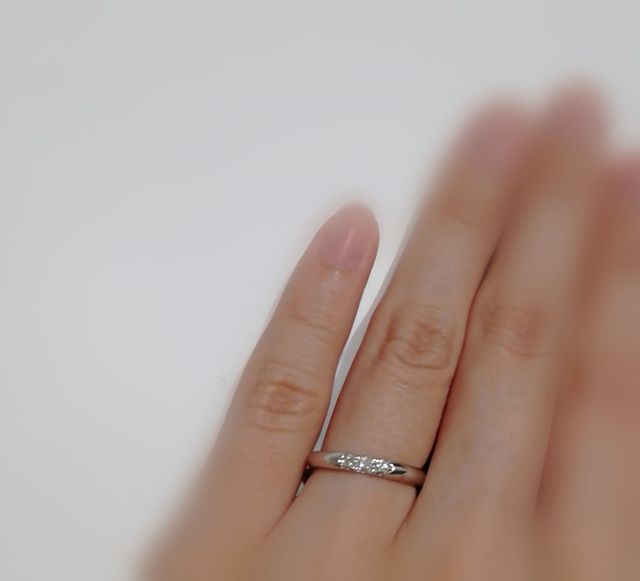 3連ダイヤのデザインです。