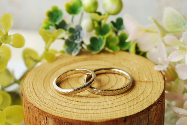 カラーはホワイトゴールド。アンティークな仕上がりに！