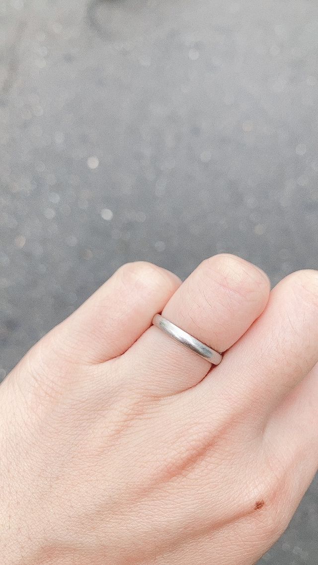 細くてシンプルなものが良かったので内側に飾りがあります。