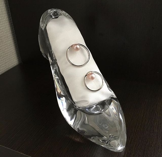 細身のリングでゴールドとシルバーのツートーンです