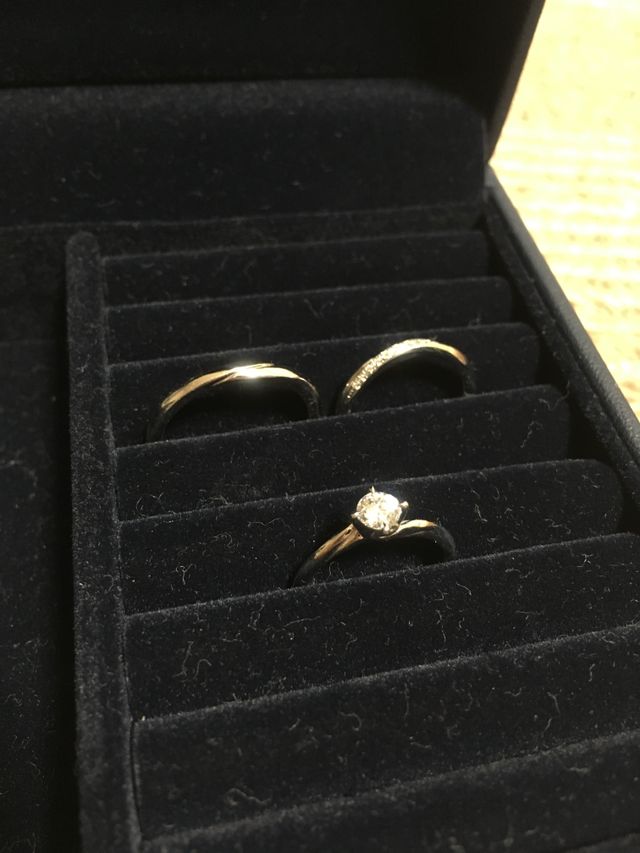 手前のものが婚約指輪ラディアントデイズです。