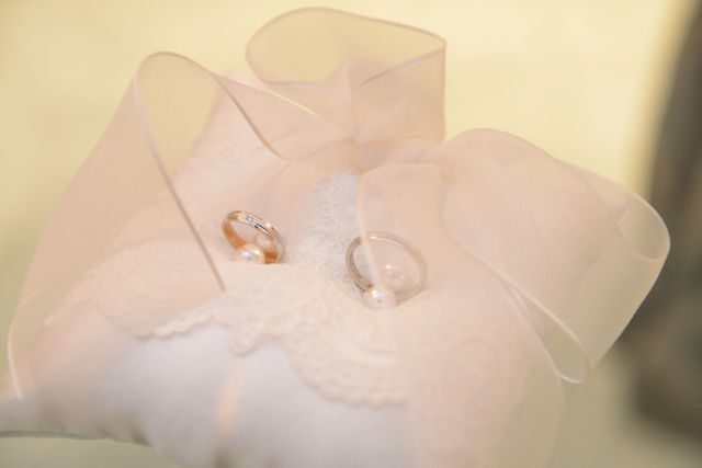挙式当日でのリングピローにセットした結婚指輪です