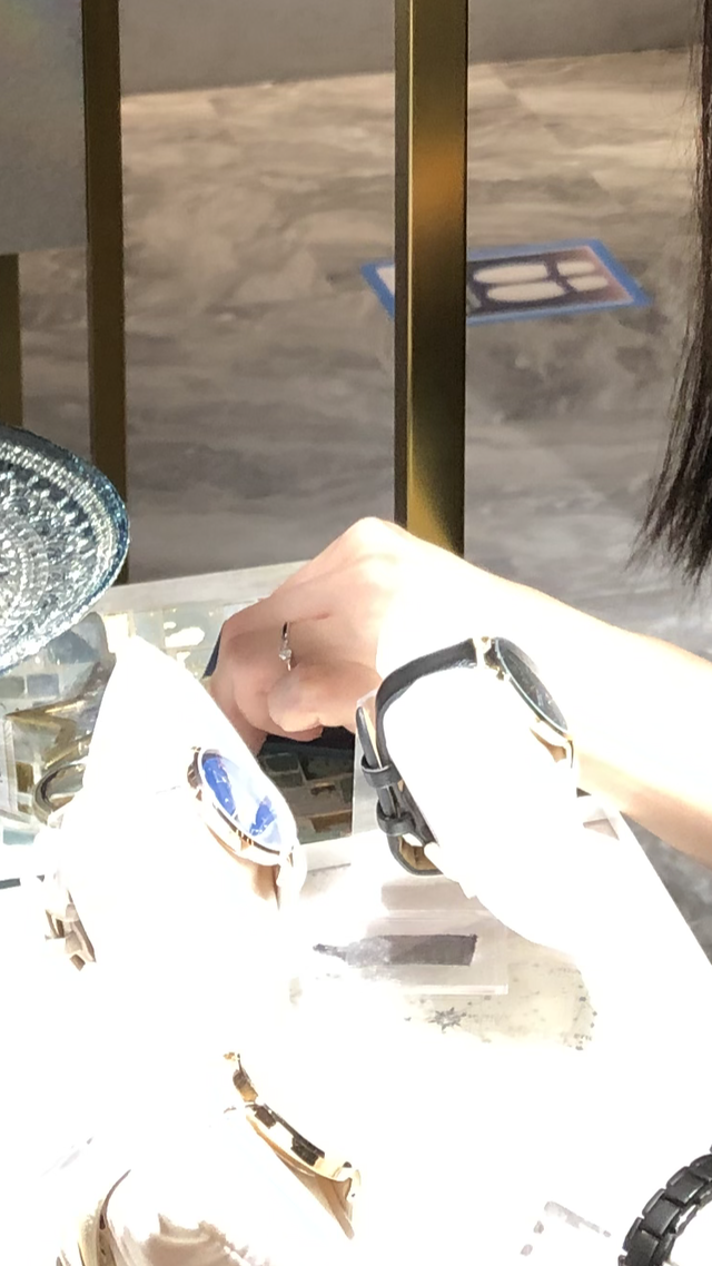 着けている様子です。